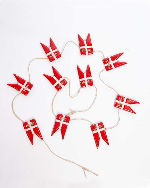 Porcelæns-flagranke med 10 røde og hvide flag, lagt i en let buet form på en hvid baggrund.