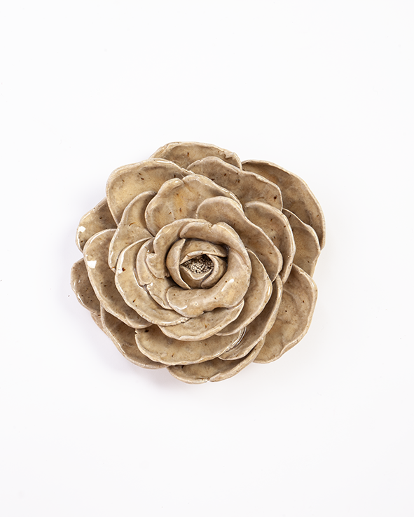 Taupefarvet håndformet keramikblomst til vægophæng, ca. 11,5 cm.
