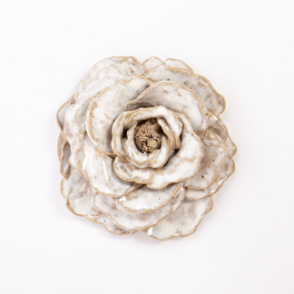 Håndformet keramikblomst i hvid/beige nuancer til vægophæng, ca. 12 cm.